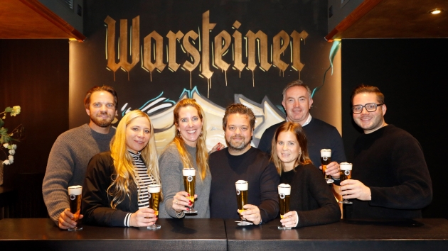 Warsteiner wird Partner der OMR - Beim Kickoff unter anderem dabei: Warsteiner-Inhaberin Catharina Cramer (3.v.l.), Warsteiner-Geschäftsführer Raphael Rauer (2.v.r.) und Jasper Ramm (Geschäftsführer der OMR; Mitte) - Quelle: Warsteiner